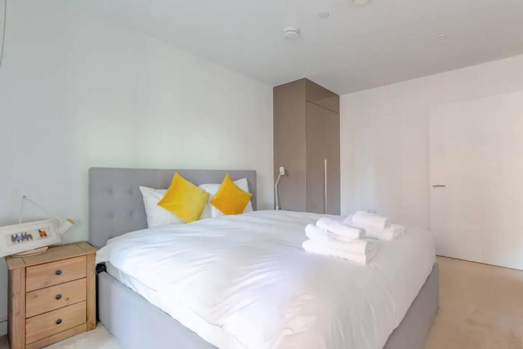 Superb 1 Bedroom Apartment 3Mins From Tube Station London Exterior foto