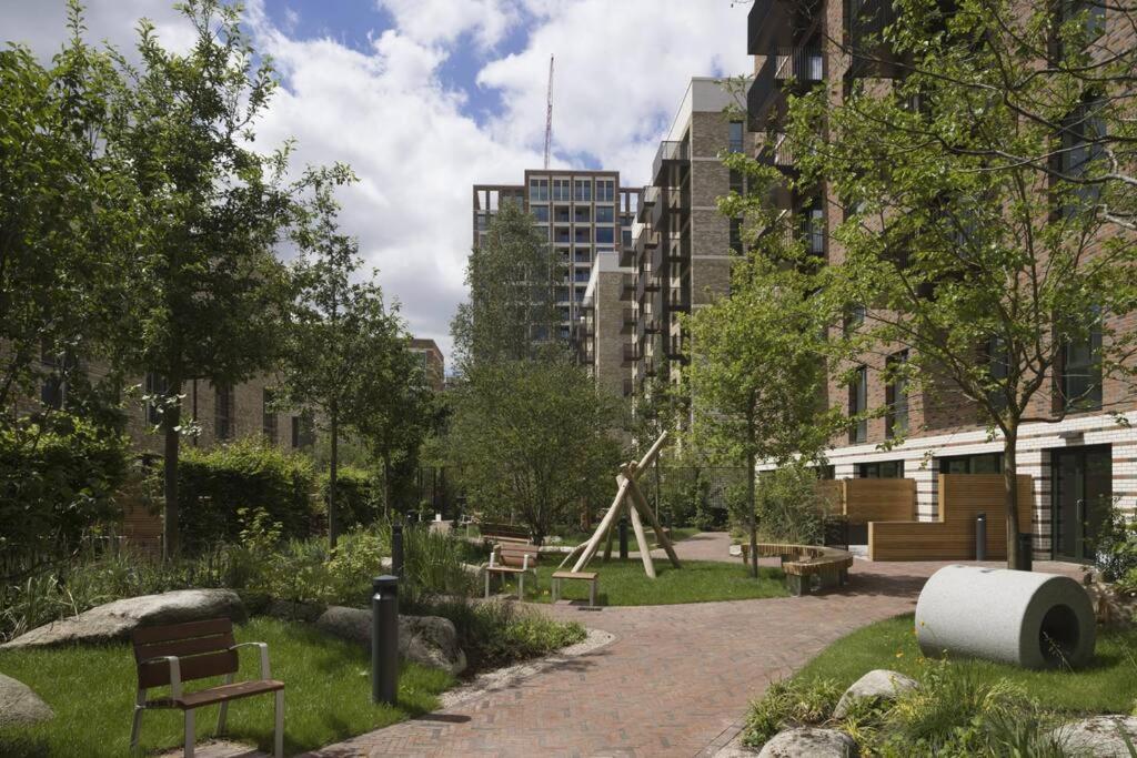 Superb 1 Bedroom Apartment 3Mins From Tube Station London Exterior foto